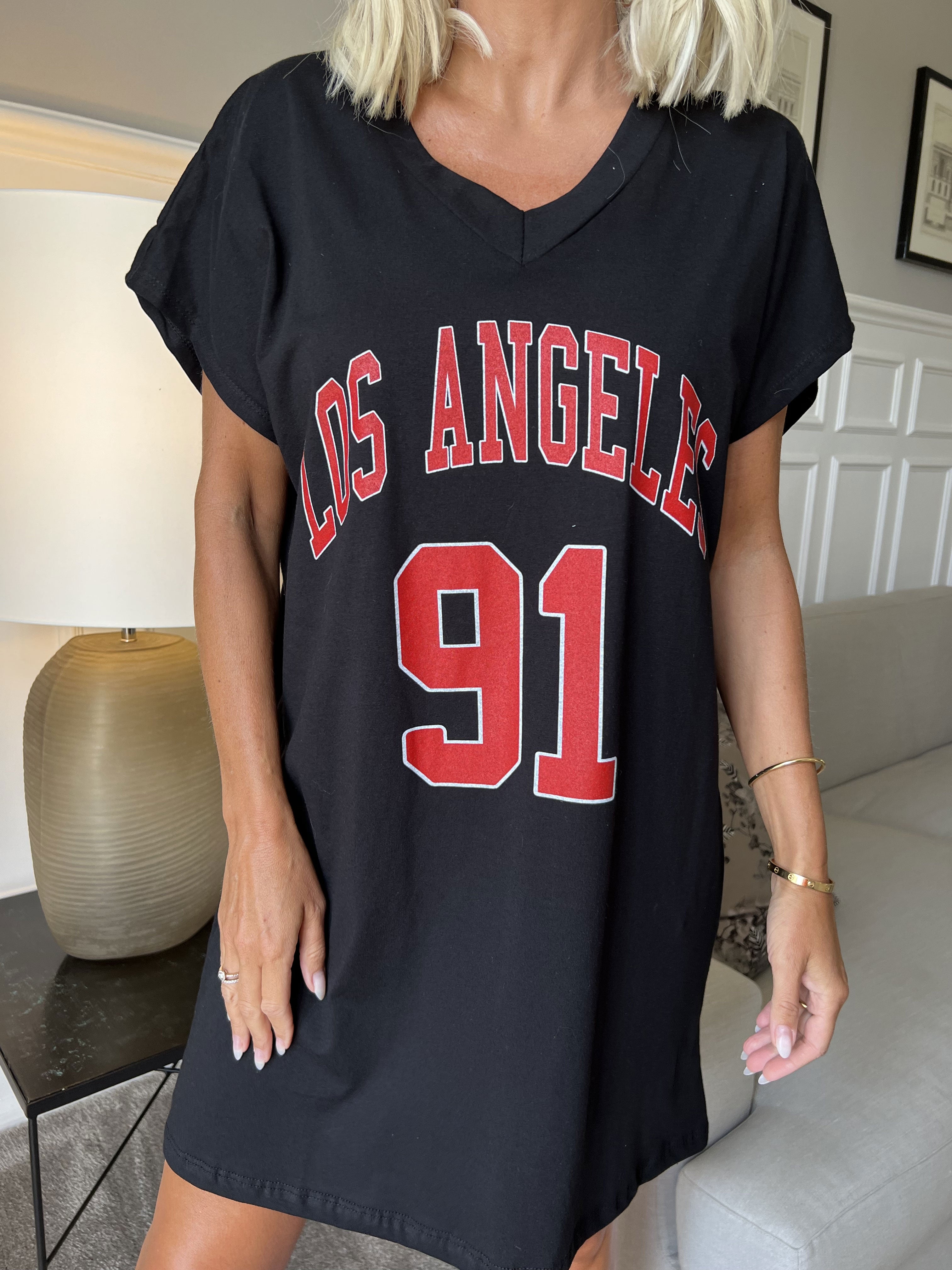 Julia - T-shirt kjole med tekst foran